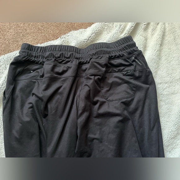 Gently used women’s the north face large black cropped motivation jogger - Picture 4 of 5